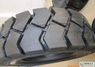 叉車輪胎選購指南 實心輪胎與充氣輪胎的對比分析